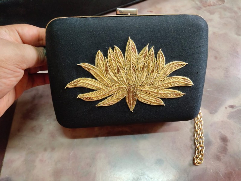 Jardosi Lotus in Metal Clutch with sling